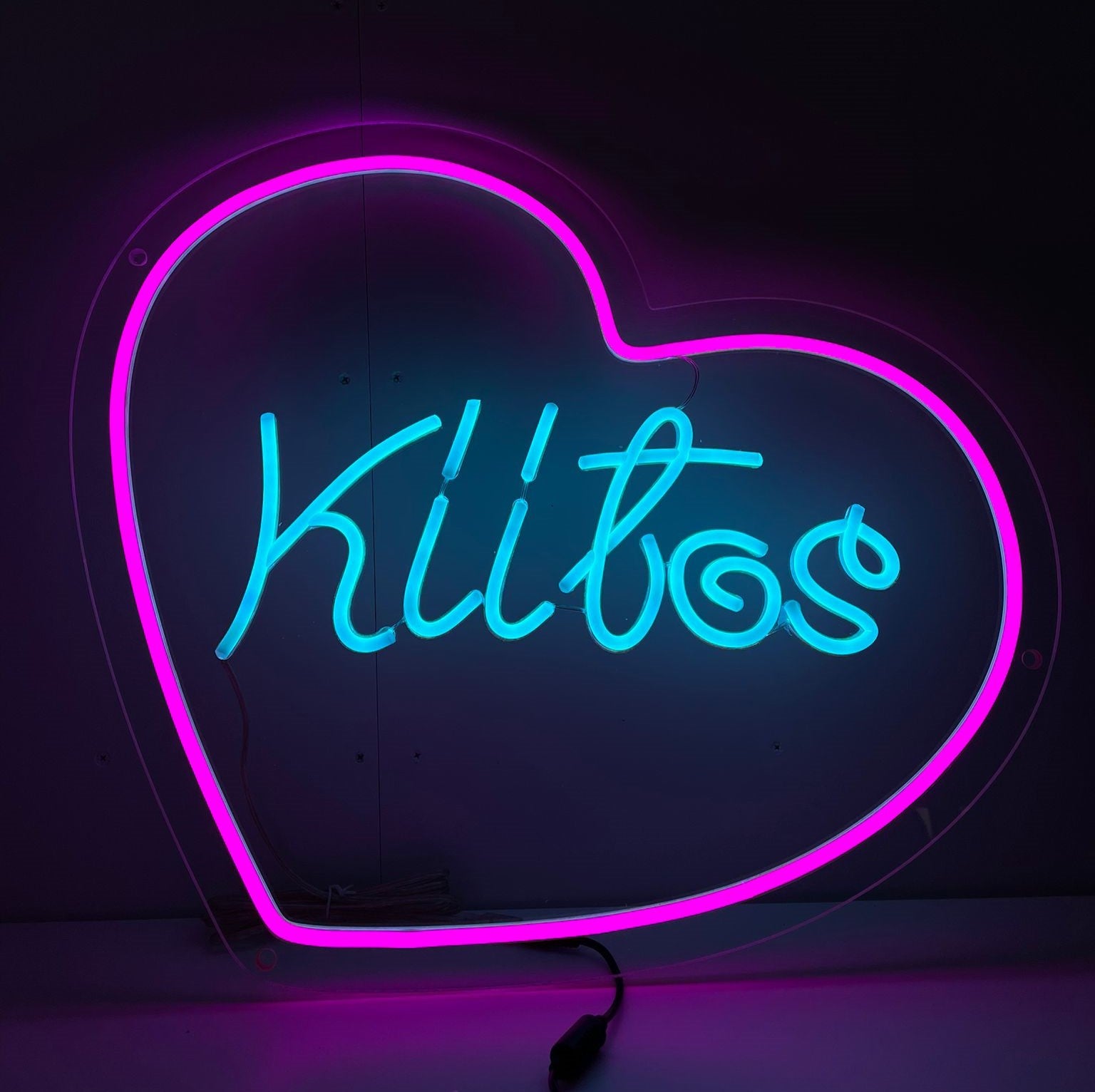 "Kiitos Heart Neon Sign" ��� Förhöj ditt utrymme med denna neonskylt som kombinerar det finska ordet "Kiitos" med ett hjärta som utstrålar tacksamhet och värme. Perfekt för mysiga platser och platser som hyllar uppskattning.