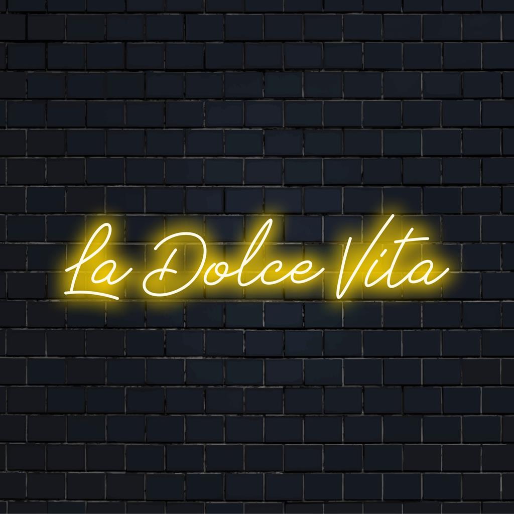 Skräddarsydd LED-neonskylt med La Dolce Vita, perfekt för unik neondekor. Lysa upp alla utrymmen med denna fantastiska pjäs.