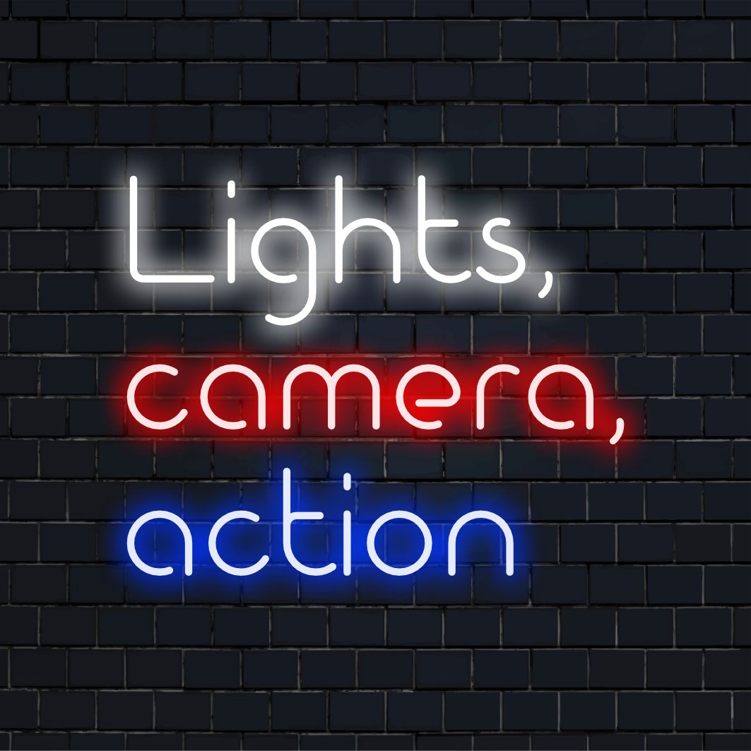 LED neonskylt med frasen Lights, Camera, Action lysande i livfulla färger, perfekt för att dekorera alla utrymmen.