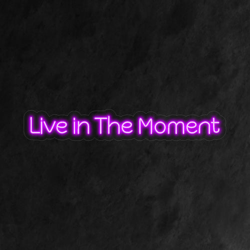 "Live In The Moment Neon Sign" är ett levande och medvetet tillägg för utrymmen som omfattar nuet. Lys upp med nuets anda!