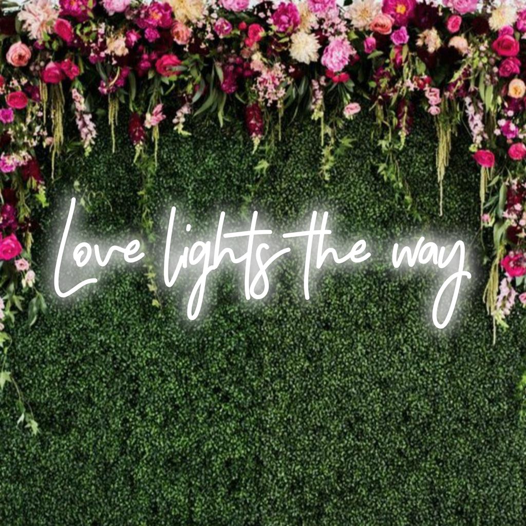 LED neonskylt stavning Love Lights The Way; kombinerar textkonstnär och varm glöd, perfekt för att inspirera och belysa utrymmen.