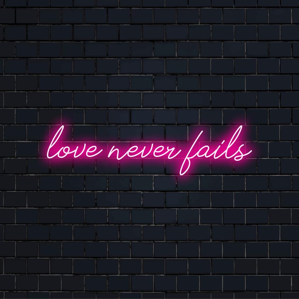 Skräddarsydd LED-neonskylt med Love Never Fails, perfekt för unik heminredning eller personlig neonväggkonst.