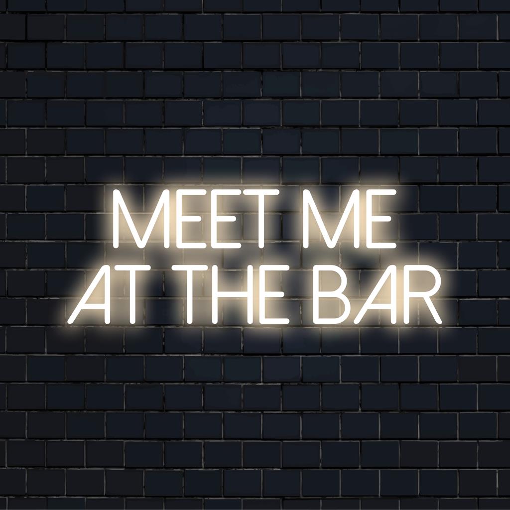 Anpassad LED-neonskylt som stavar Meet Me At The Bar, perfekt för hembarinredning eller lokaler. Display med livlig neonljus.