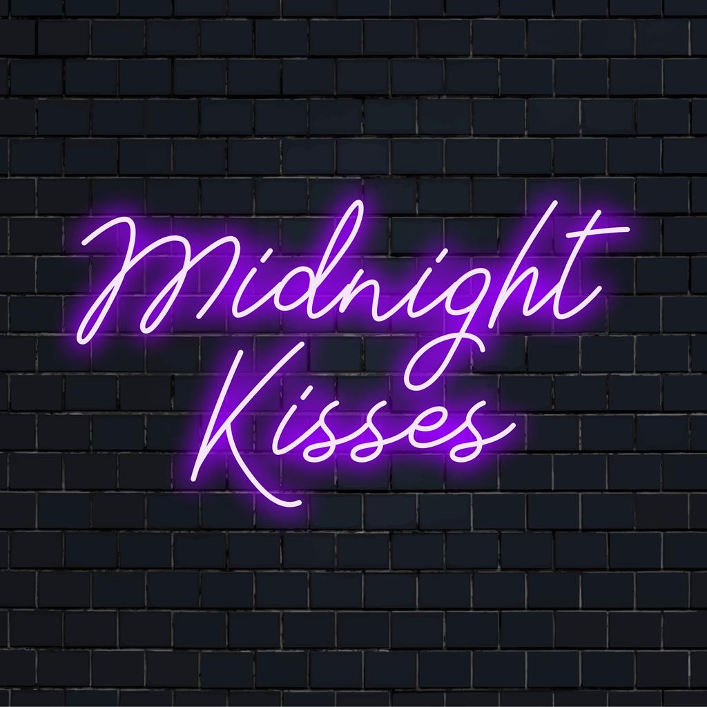 En anpassad LED-neonskylt vid namn Midnight Kisses med levande neonkonst perfekt för chic väggdekoration.