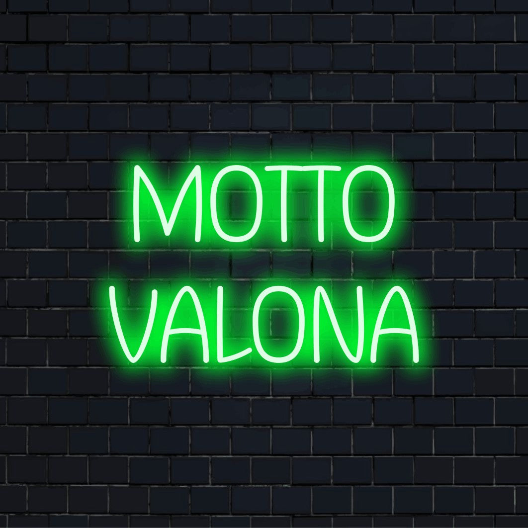 LED-valokyltti tekstillä "Motto valona"