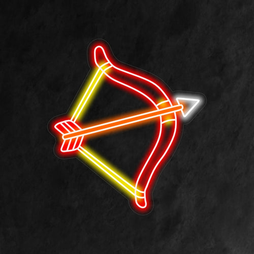 "Native American Bow and Arrow Neon Sign" är ett kulturellt och symboliskt tillägg till din interiör. Ett neonljus som hyllar det indianska arvet med pil och båge.