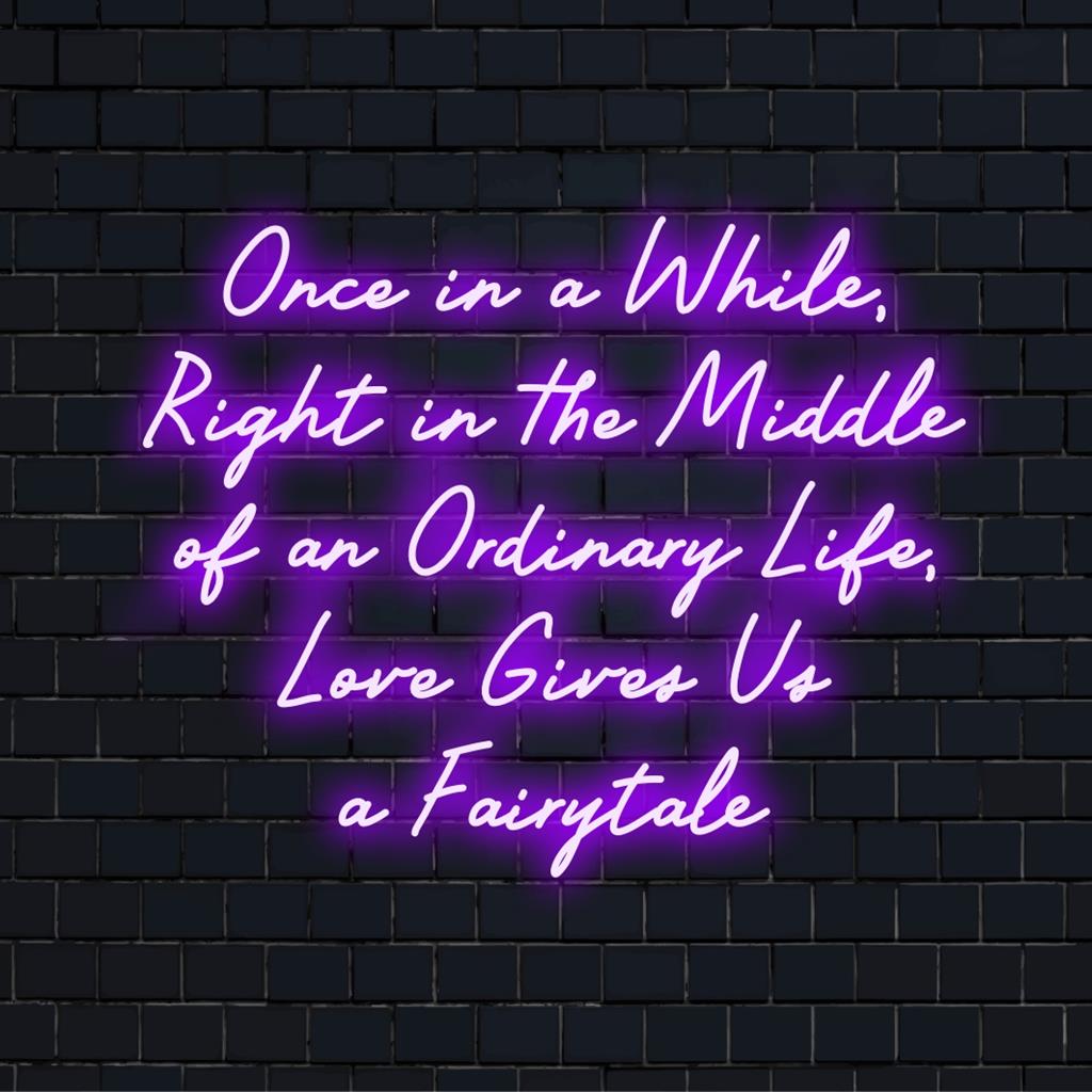 Handgjord LED neonskylt med citatet Once In A While...Love Gives Us A Fairytale i elegant manus; perfekt neon väggkonstdekor.