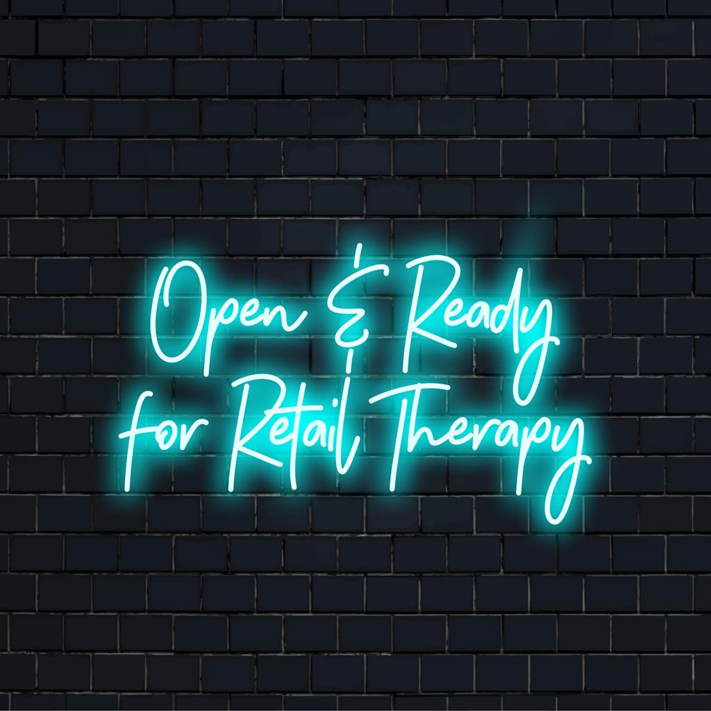 Anpassad LED neonskylt läser Open Ready For Retail Therapy i levande ljus, perfekt för neonljusinredning i din butik eller butik.