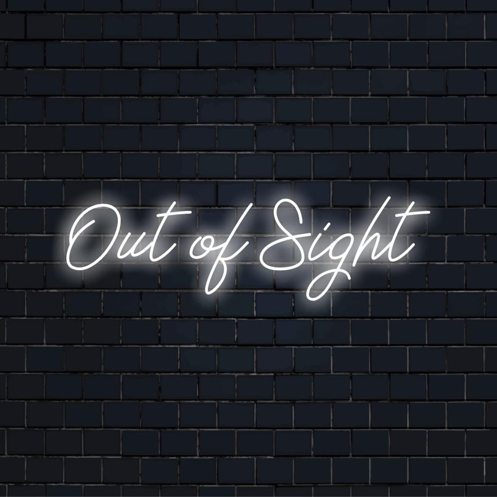 Upplyst anpassad LED-skylt med Out Of Sight-text; smälter in med vilken inredning som helst, med modern neonestetik.