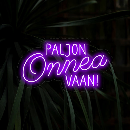 "Paljon Onnea Vaan! Neonskylt" är ett festligt och högtidligt tillskott, perfekt för utrymmen som vill förmedla födelsedagsönskningar på finska. Lys upp med glädje och lyckönskningar!