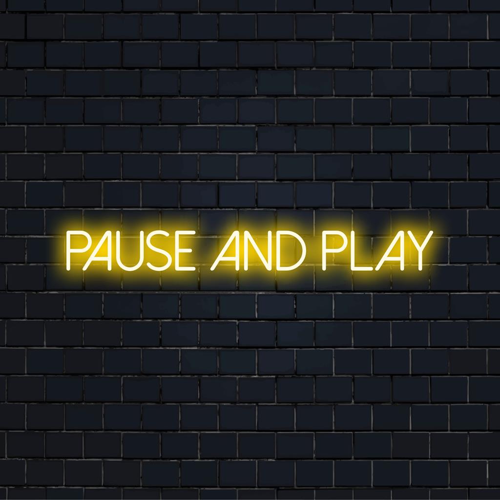Anpassad LED neon väggkonst läsning Pause And Play, perfekt för att skapa ett levande och personligt utrymme.