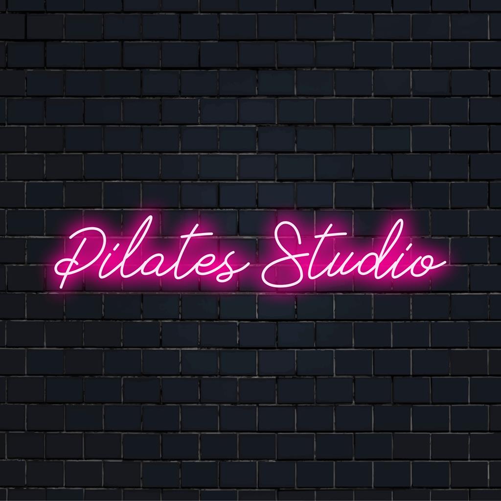 Specialdesignad LED neonskylt för Pilates Studio, perfekt neonljusdekor för moderna, fitnessfokuserade interiörer.