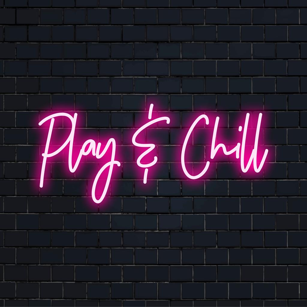 LED-neonskylt som läser Play And Chill i stilfullt typsnitt, som lägger till livfull neonljusdekor för en avslappnad atmosfär.