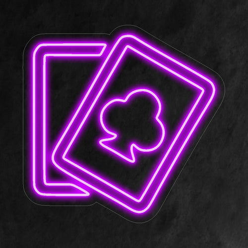 "Playing Cards Neon Sign" är ett levande och lekfullt tillägg, perfekt för utrymmen som omfamnar spänningen i kortspel. Lys upp med en anda av spel och underhållning!