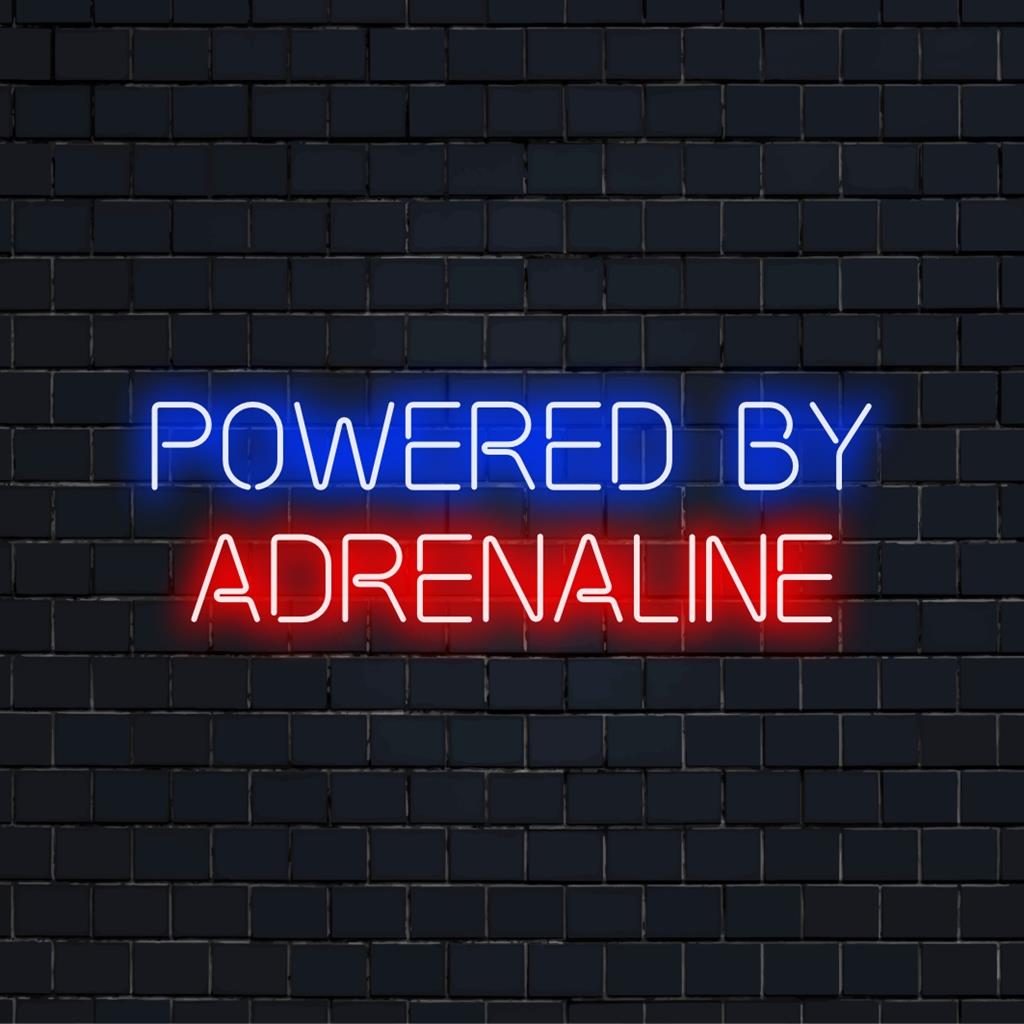 Anpassad LED-neonskylt Powered By Adrenaline, perfekt för personlig neonkonst och livfull väggdekoration.