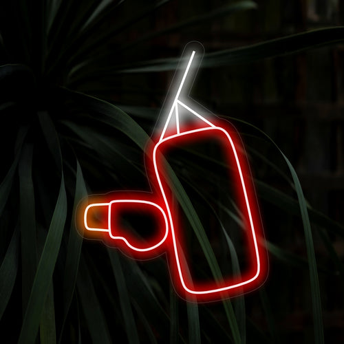 "Punching Bag Neon Sign" är ett kraftfullt och dynamiskt tillägg, perfekt för tränings- och kampsportsutrymmen. Lys upp med energin av styrka och beslutsamhet!