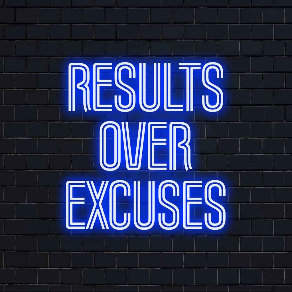 Anpassad LED-neonskylt som lyser upp frasen Results Over Excuses, levande neonväggkonst för motiverande dekor.