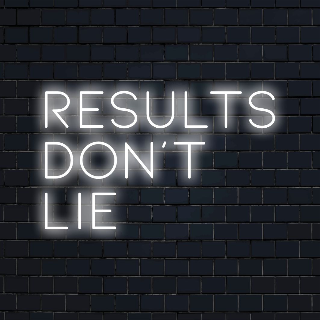 Anpassad LED-neonskylt med frasen Results Don���t Lie, förkroppsligar motivation och sanning i levande neonkonststil.