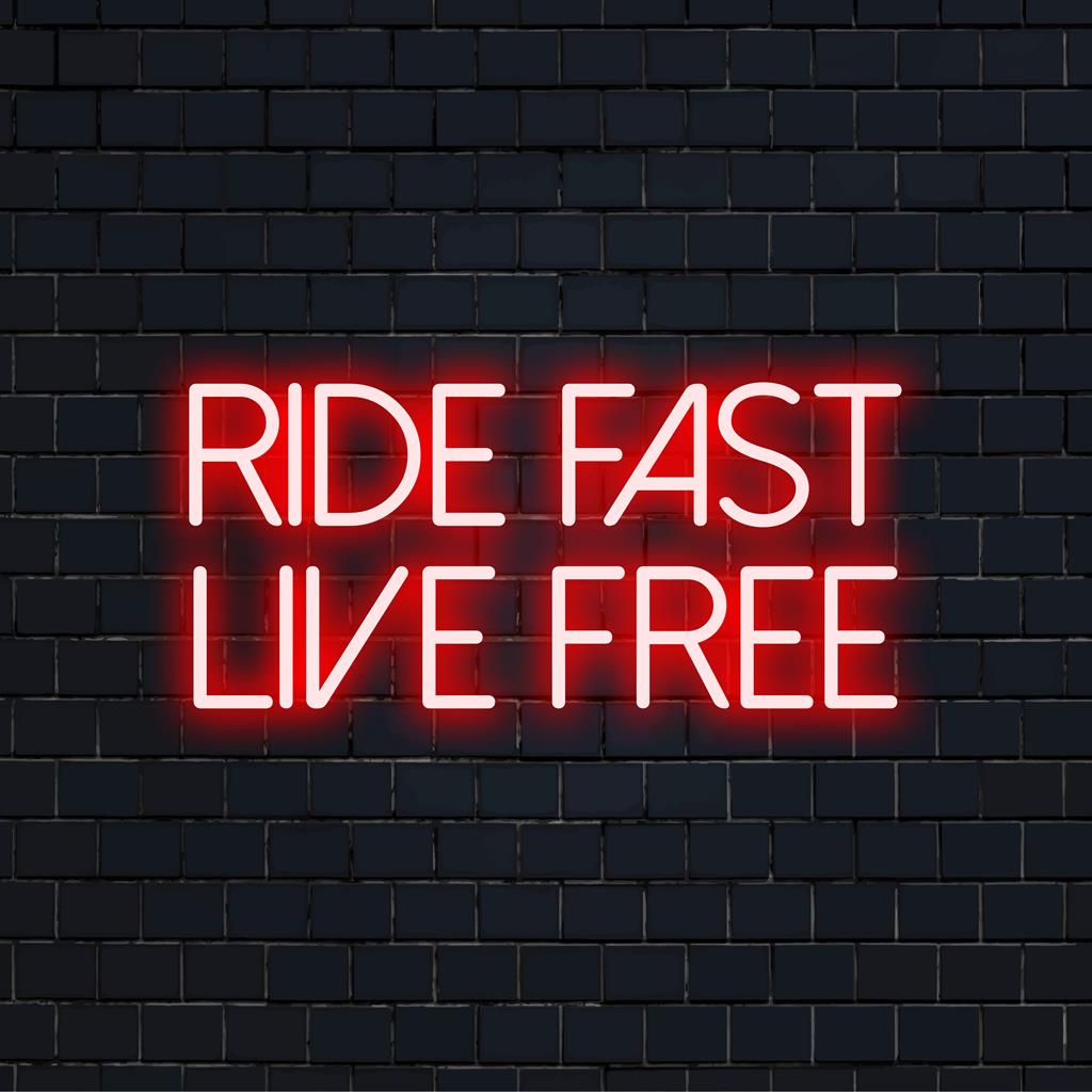 LED neonskylt med frasen Ride Fast Live Free med feta neonbokstäver; perfekt neon väggkonst för fria sprit.