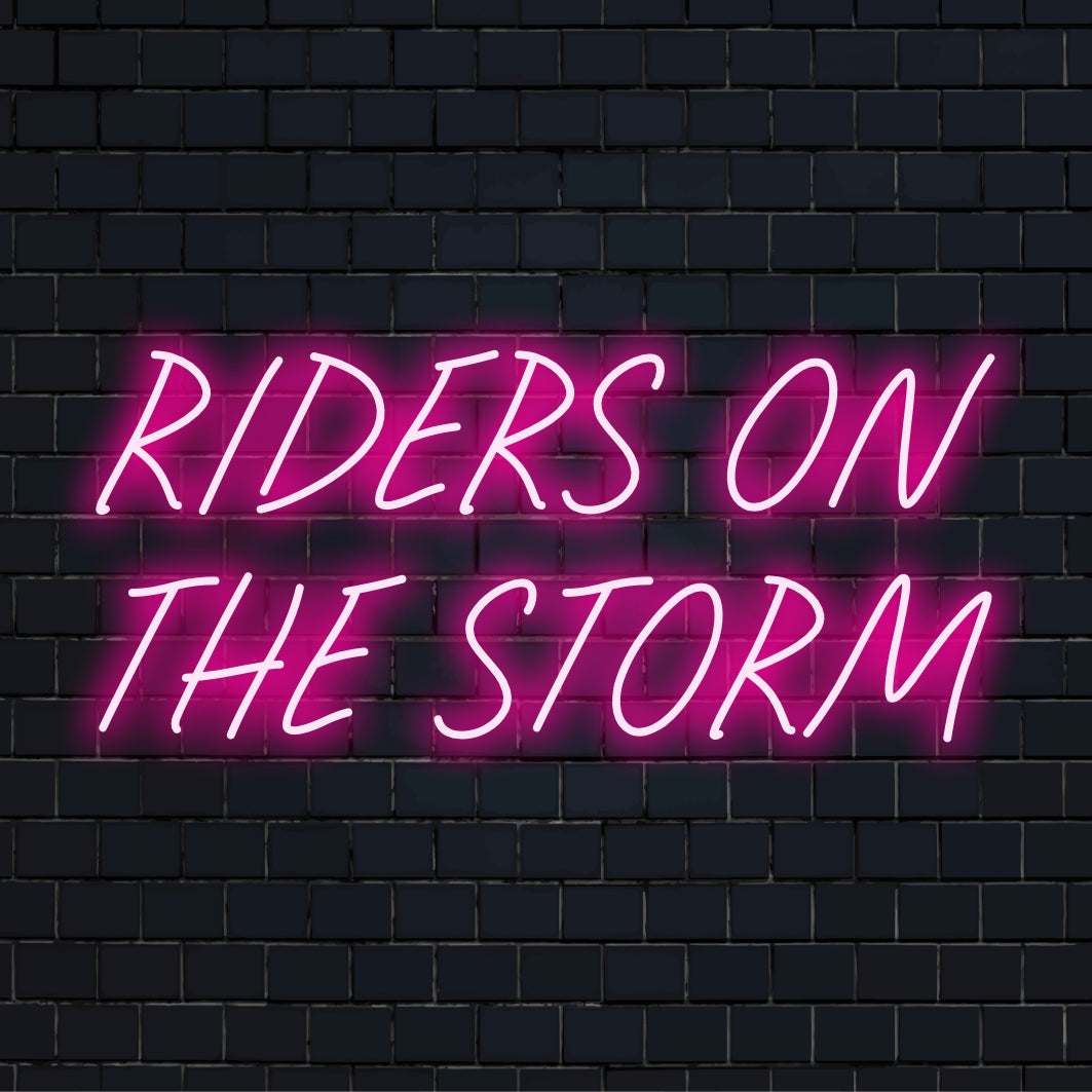 LED neonskylt med texten Riders on the Storm, som blandar stil och atmosfär, perfekt som anpassad LED-väggdekor.