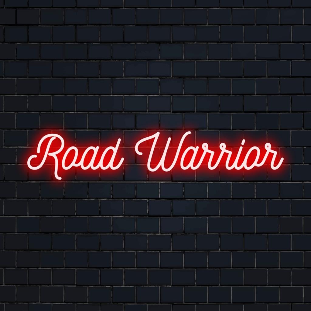 Anpassad LED-neonskylt med texten Road Warrior i fetstilt, elegant bokstäver. Perfekt för unik neon väggdekoration.