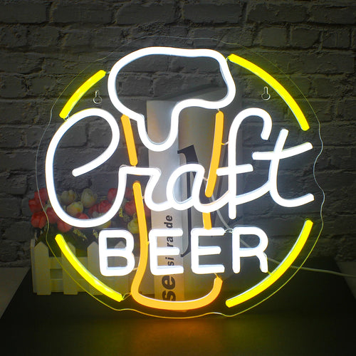 En livlig Craft Beer LED-neonskylt med djärva, stiliserade bokstäver i nyanser av varmt gult och kallt vitt.