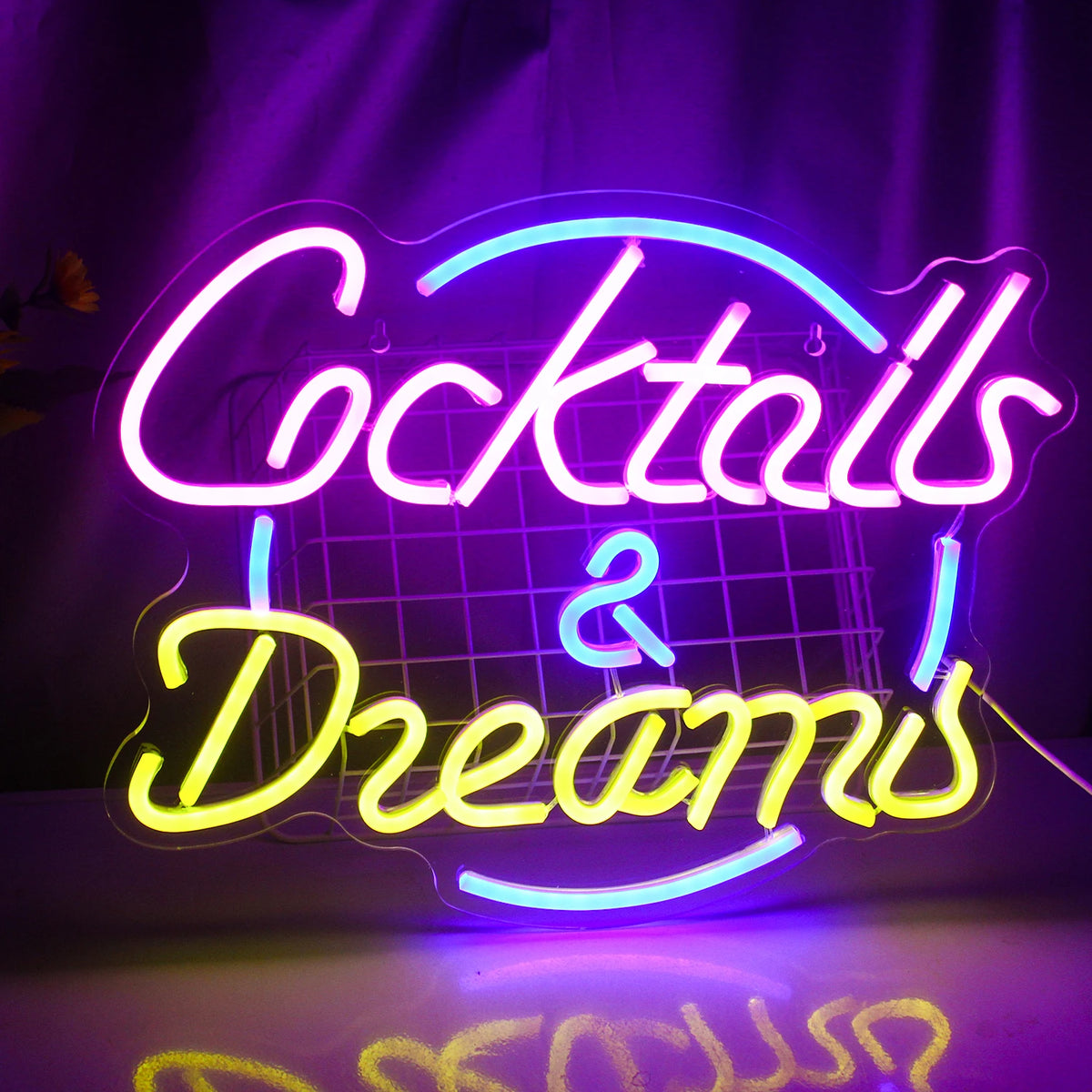 Bilden visar en levande, handgjord LED-neonskylt som visar orden "Cocktails Dreams.