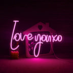 Bilden har en levande och iögonfallande handgjord LED-neonskylt som visar frasen "Love You XO.
