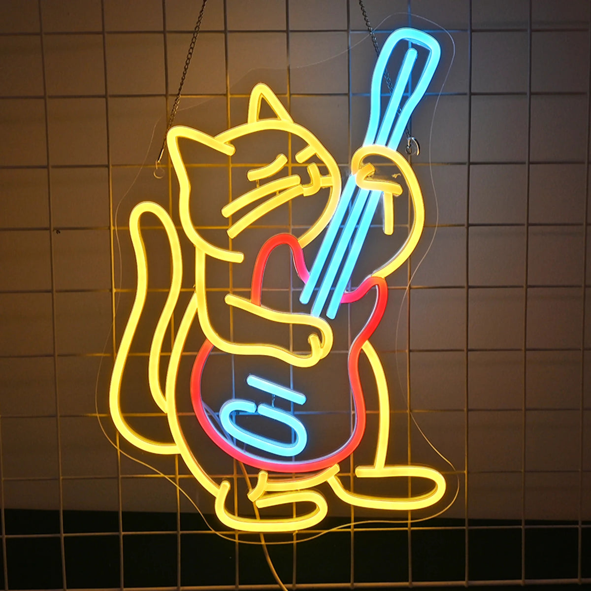 "En LED-neonskylt visar en tecknad katt som energiskt spelar en elgitarr.