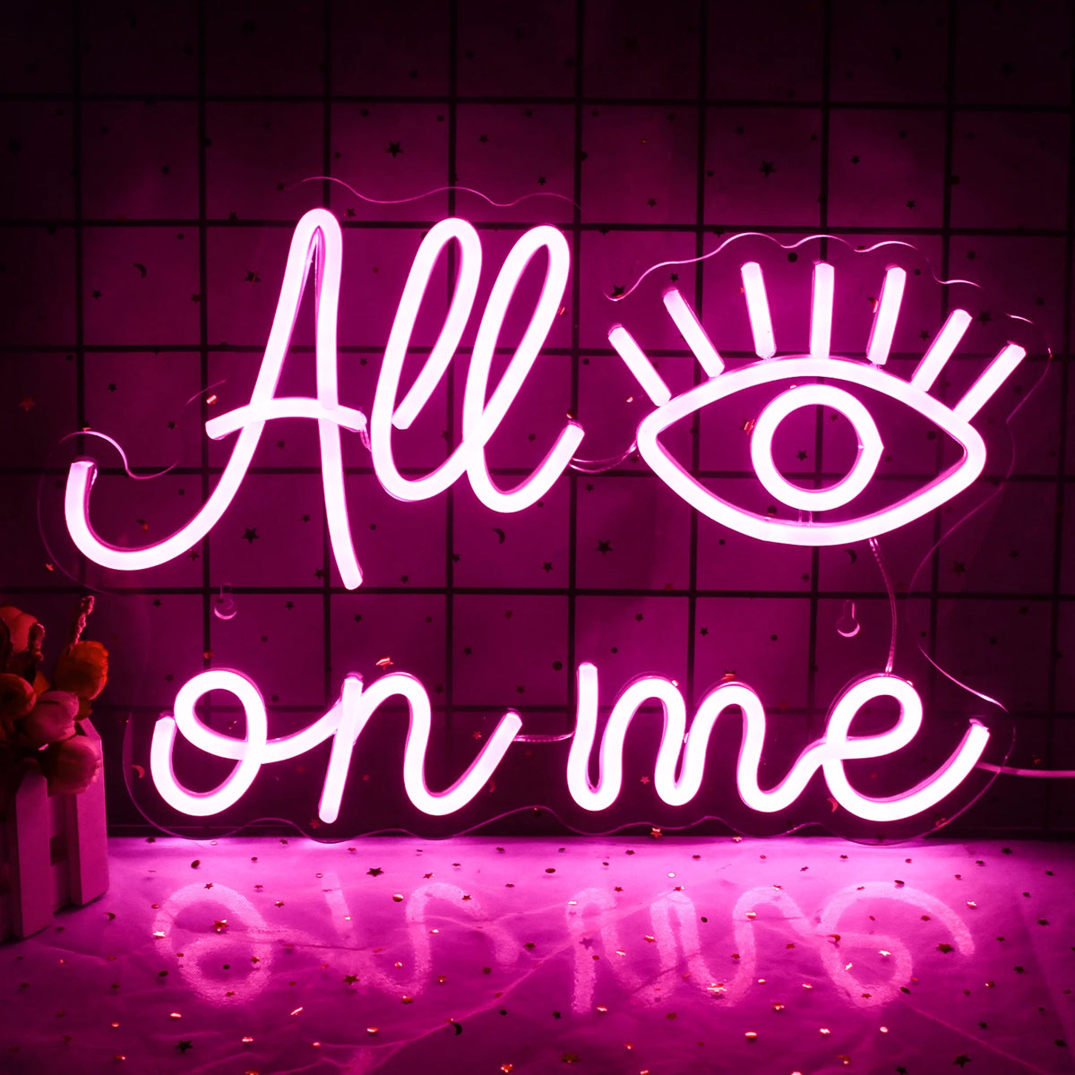 Bilden har en levande LED-neonskylt som stavar ut "All Eyes on Me" i ett djärvt skrifttypsnitt.