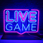 Bilden har en levande och färgstark LED-neonskylt "Live Game", tillverkad med precision för att visa upp dess handgjorda kvalitet.