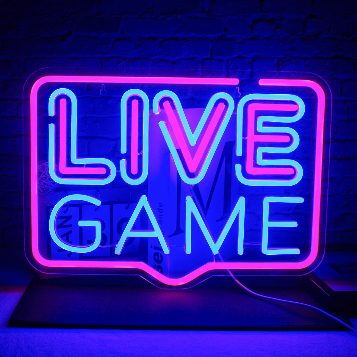 Bilden har en levande och färgstark LED-neonskylt "Live Game", tillverkad med precision för att visa upp dess handgjorda kvalitet.