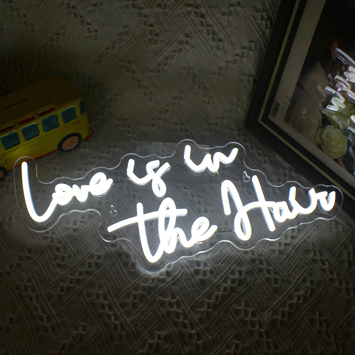 Love is in the Hair – LED-ljusskylt (5 V USB)