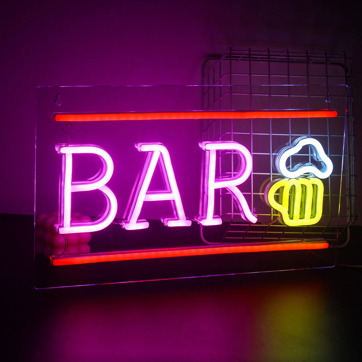 Bilden har en levande LED-neonskylt som stavar ut ordet "Bar" med ljusa, iögonfallande bokstäver.