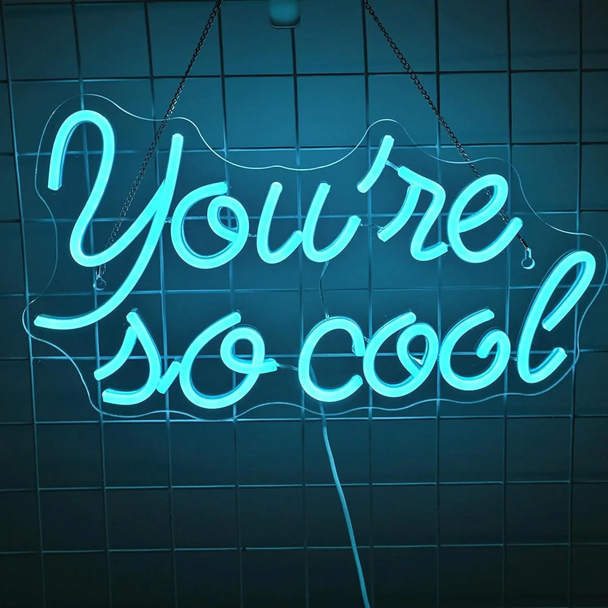 Bilden har en snygg, handgjord LED-neonskylt som visar frasen "Du är så cool" i en livlig isblå färg.