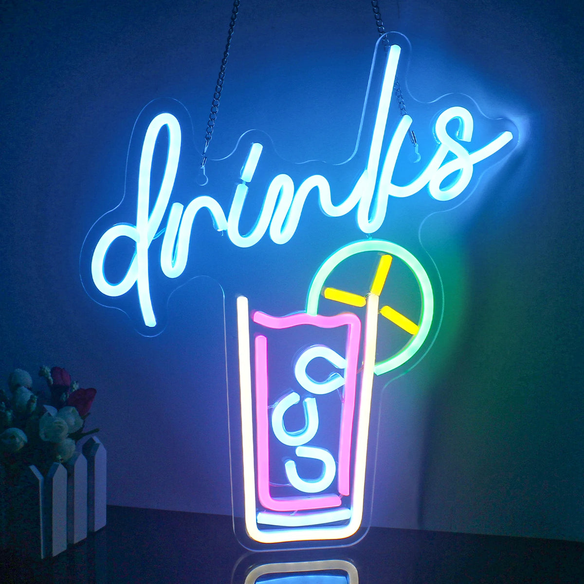 Bilden har en levande, handgjord LED-neonskylt som visar ordet "Drinks" i ett elegant och stilrent kursivt typsnitt.