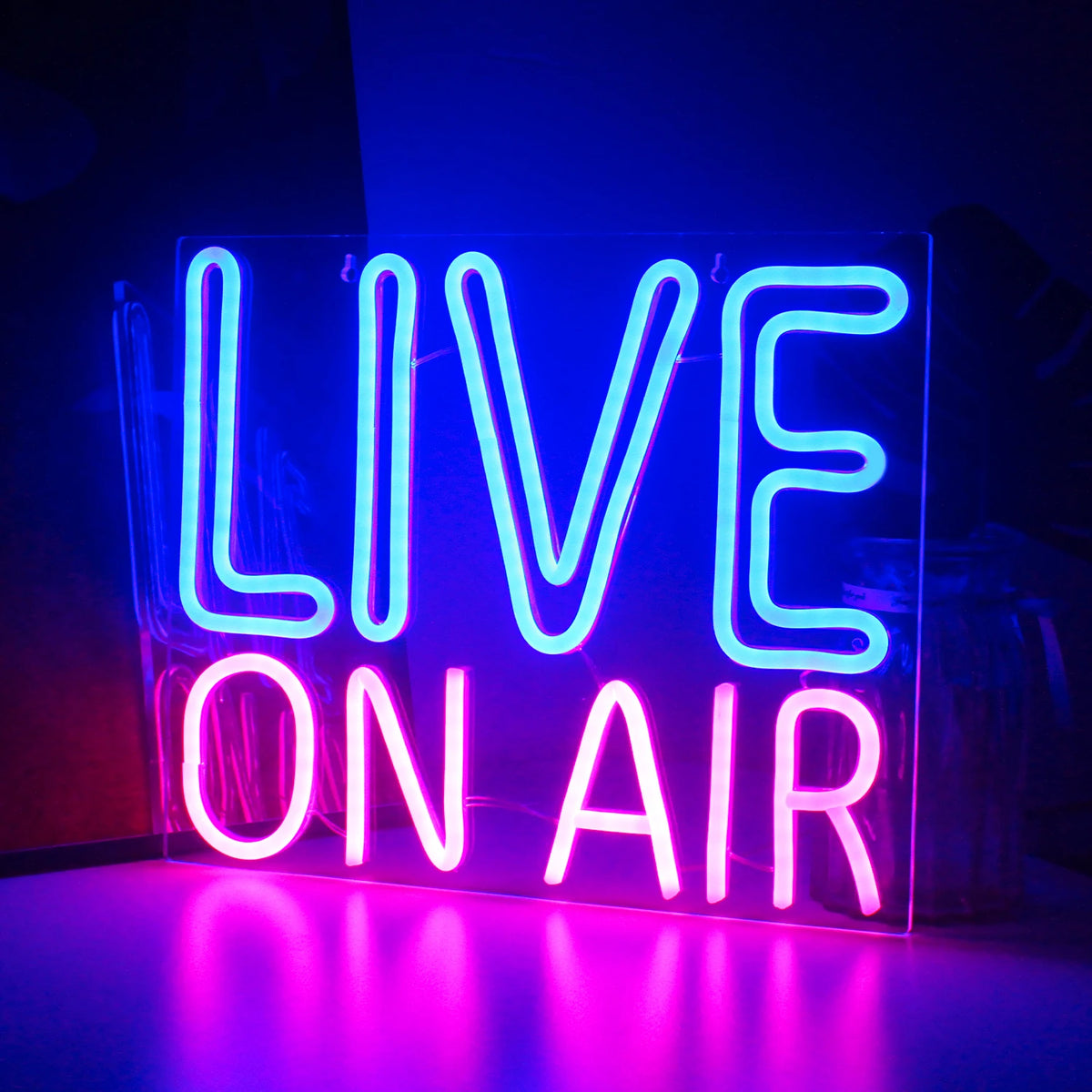 Bilden har en levande LED-neonskylt som läser "Live On Air" med feta, fängslande bokstäver.