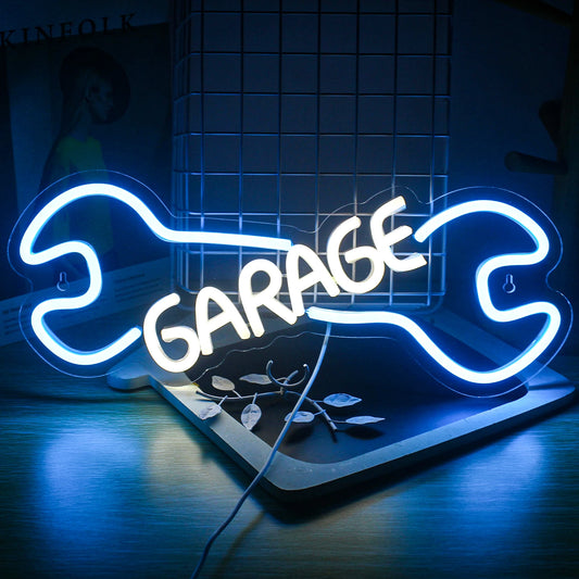 Bilden har en levande LED-neonskylt designad för att läsa "Garage" med feta, rörformade bokstäver.