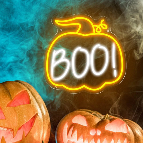 "Bilden visar en levande LED-neonskylt med Halloween-tema som lyser mot en mörk bakgrund.