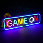 Bilden har en levande "Game On" LED-neonskylt som lyser med en ljus, iögonfallande nyans.