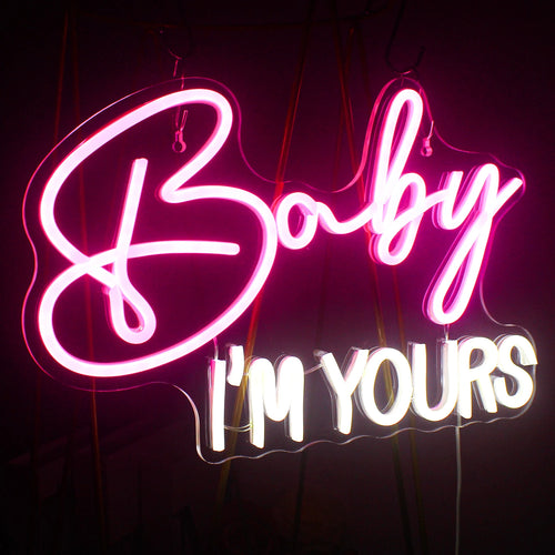 En elegant LED-neonskylt som visar frasen "Baby I'm Yours" i ett flytande, kursivt manus.