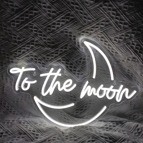En livlig LED-neonskylt som visar frasen "To The Moon" i ett elegant, modernt typsnitt.