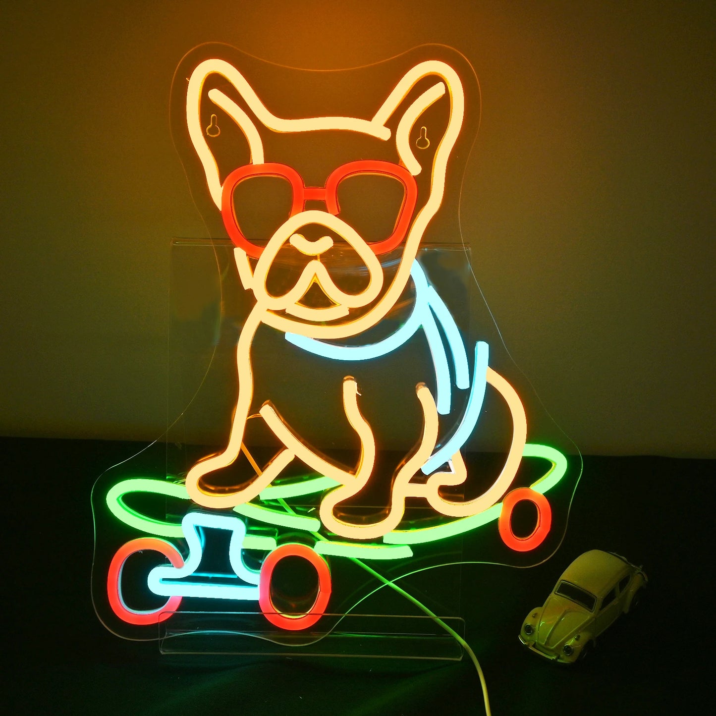 Bilden visar en levande LED-neonskylt som visar en lekfull tecknad hund som åker skateboard.