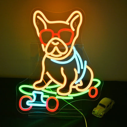 Bilden visar en levande LED-neonskylt som visar en lekfull tecknad hund som åker skateboard.