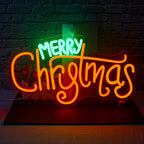 En glödande "Merry Christmas" LED neonskylt, med djärva, kursiva bokstäver i klarröd färg.
