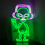 Bilden har en levande och iögonfallande Alien Music LED-neonskylt.