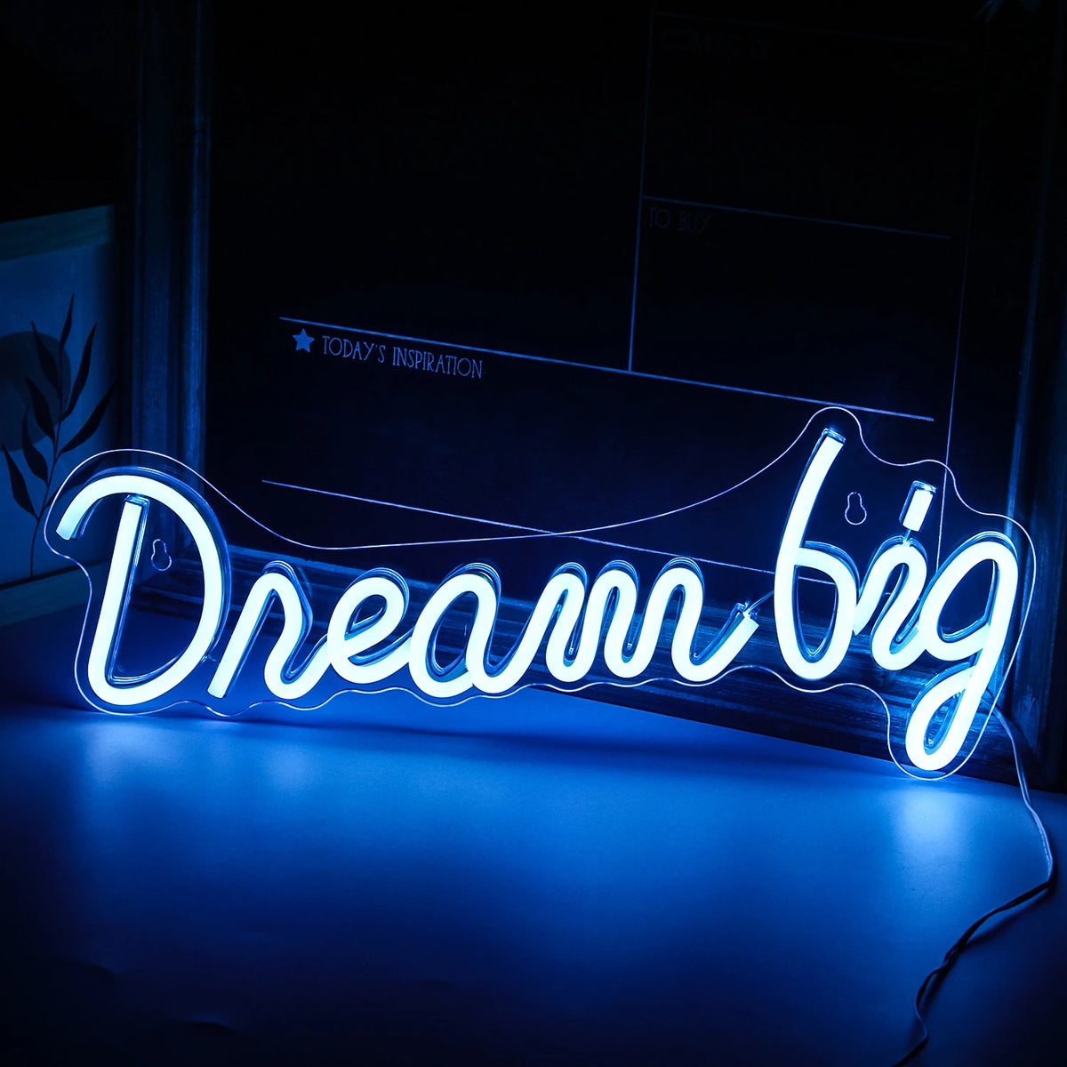 Bilden har en levande LED-neonskylt som visar frasen "Dream Big.