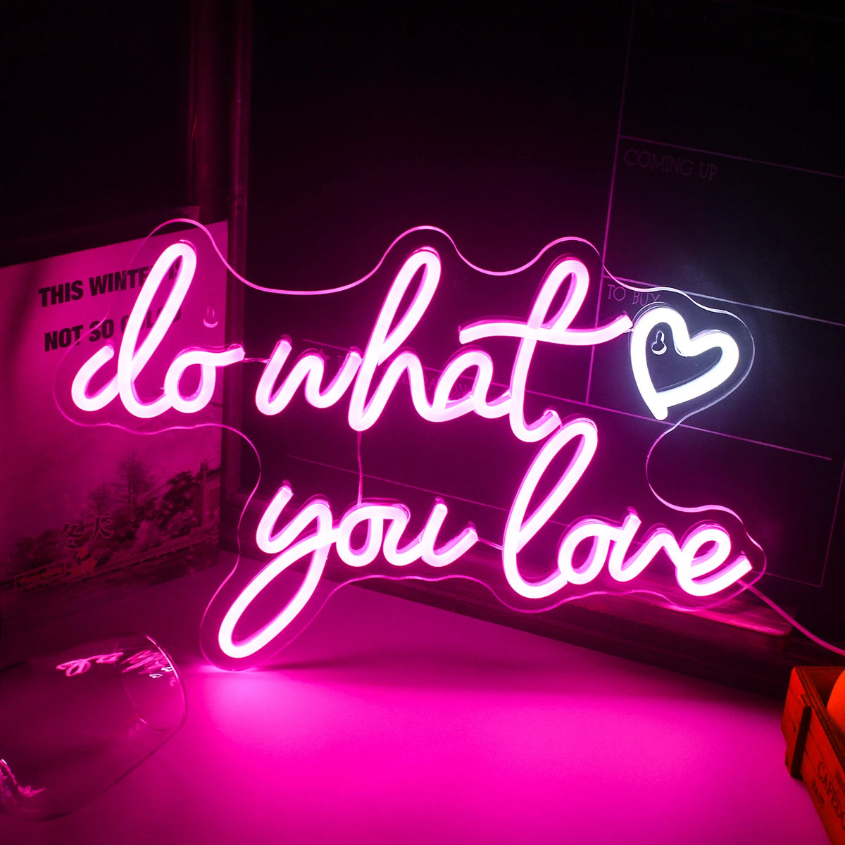 En levande, glödande LED-neonskylt som visar frasen "Do What You Love" i ett lekfullt, kursivt teckensnitt.