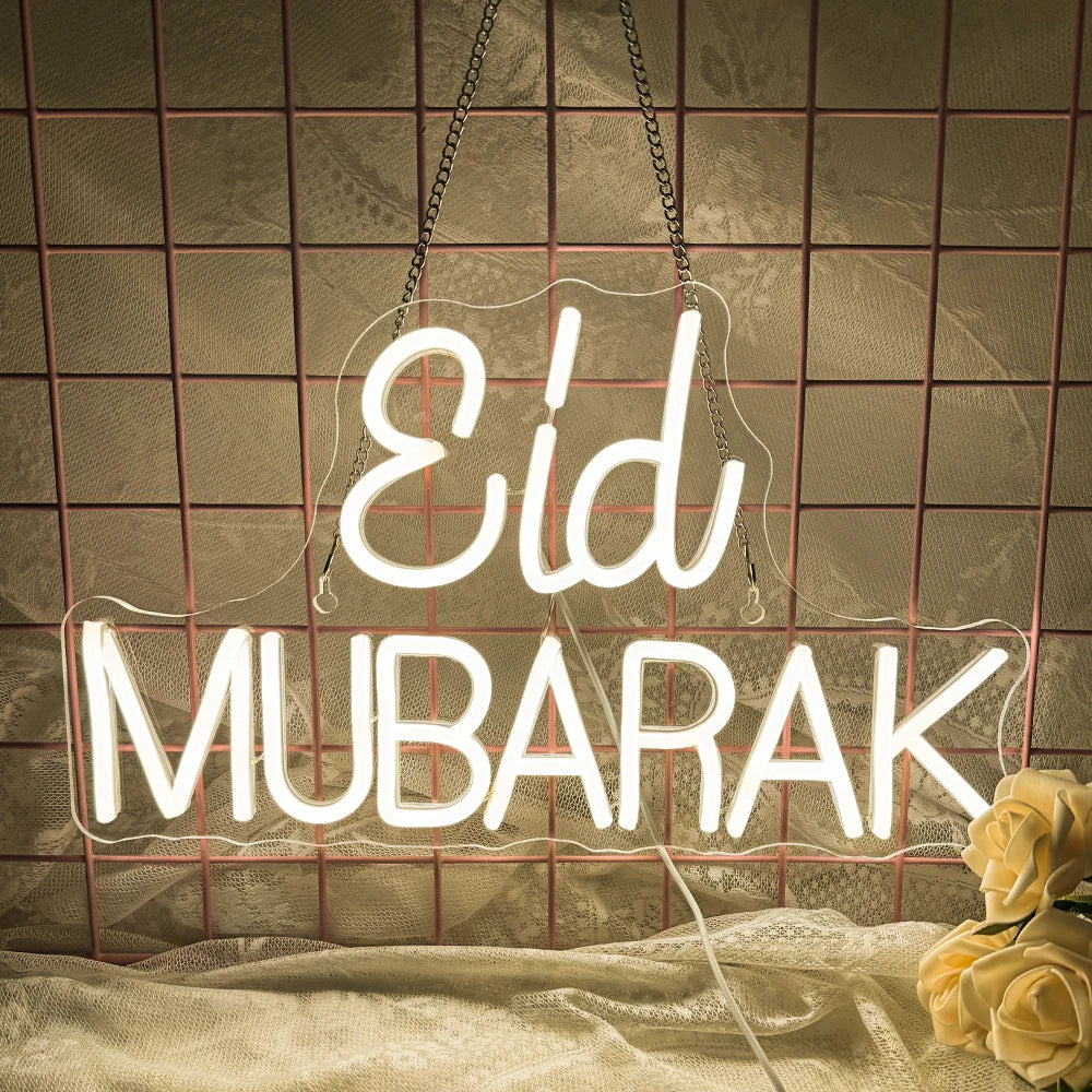 En levande och färgstark "Eid Mubarak" LED neonskylt med elegant, handskrivet manus.