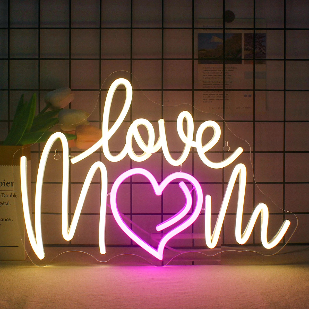 Bilden visar en levande LED-neonskylt med frasen "Love Mom" ​​i kursiv.